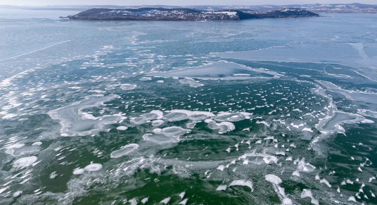 Látványos és veszélyes rianások jelentek meg a Balaton jegén, mindenkit óvatosságra intenek