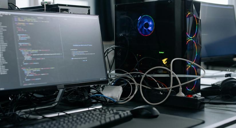 Rendszer-újraindítás az IT-szektorban: Újra pörög a tech-piac, de a bértranszparencia felülírja az eddig ismert szabályokat