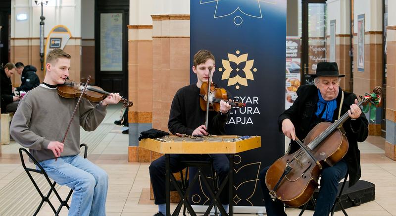 A kultúra összeköt! - A Szélforgó együttes játszott a szombathelyi vasútállomáson a Magyar Kultúra Hete kezdeményezésen