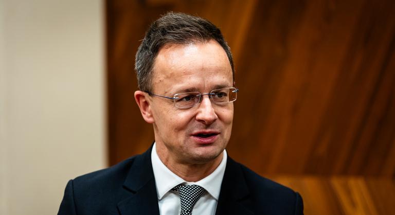 Gáspár Evelin valami megdöbbentőt mutatott Szijjártó Péternek