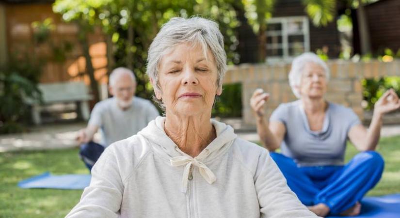 102 éves az idős hölgy, aki aktív jógatanár a faluban: ez tartja fiatalon