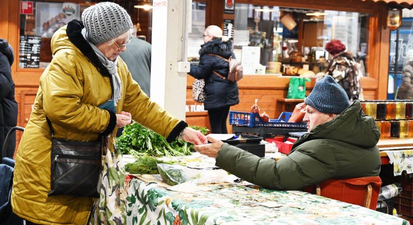 Sorban állnak érte a fagyban a vevők, mindenki magában enné a szolnoki piac sztárját – videóval