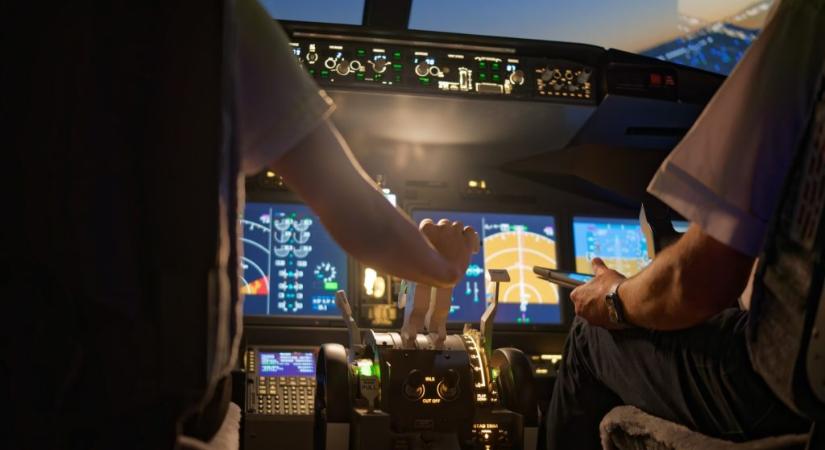 Pilótának adta ki magát a volt légiutas-kísérő, hogy ingyen repülhessen