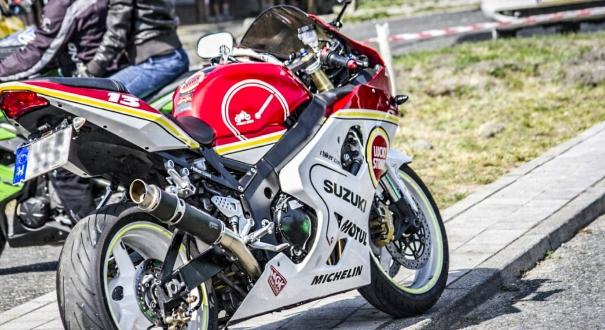 Új KRESZ: mégsem vonatkozik minden motorra a járdán parkolás korlátozása