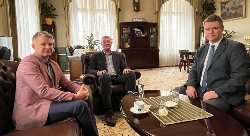 A szereplők változatlanok: csak a logó lett más, Szeged baloldali polgármestere a Tiszát támogatja!