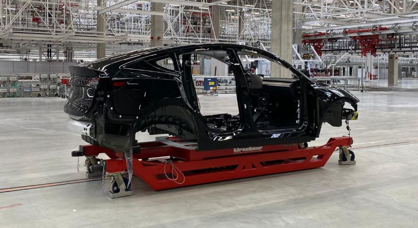 Kitört a pánik Németországban: a legféltettebb autógyáruk megszűntetett 1700 munkahelyet – azonnal megérkezett a magyarázat