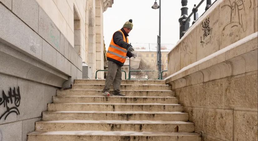 Ónos eső miatt adtak ki figyelmeztetést, többfelé újra havazhat