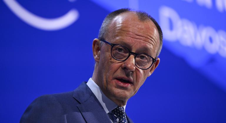 Őrizetbe vettek három klímaaktivistát, akik meg akarták rongálni a német kancellár magángépét