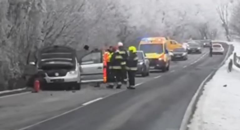 Egy iskolai verekedés után az anyjától lopott autóval menekült a rendőrök elől egy tinédzser Zircen