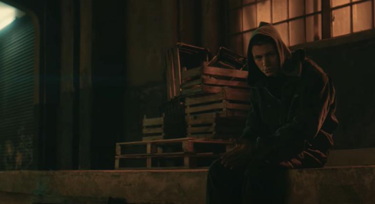 „Fesse véresre a fürdőszobát” – Ez a dal végre kimondja, amitől minden mai fiatal retteg