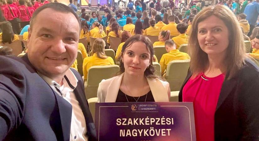 Videón Dunaújváros büszkesége: különleges nagykövet lett a kisgyermekgondozó diák