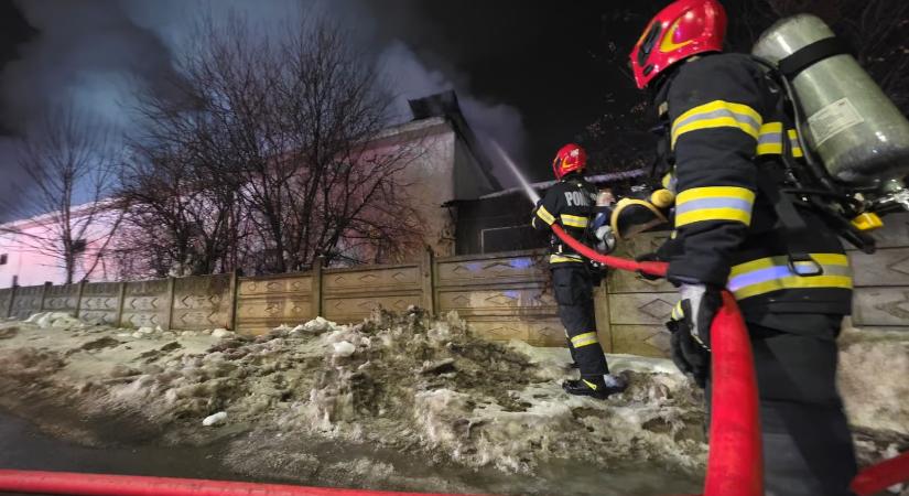 Mintegy 650 négyzetméteren égett egy autószerviz fémcsarnoka