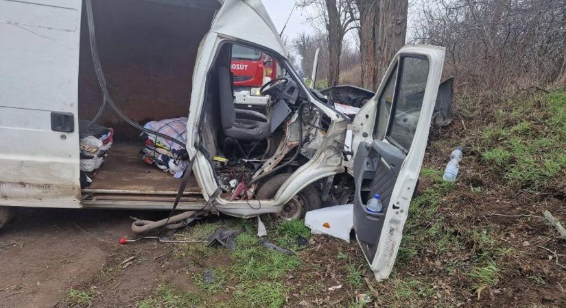 Perceken múltak az életek: három súlyos sérültet mentettek ki a roncsból Erdőteleknél