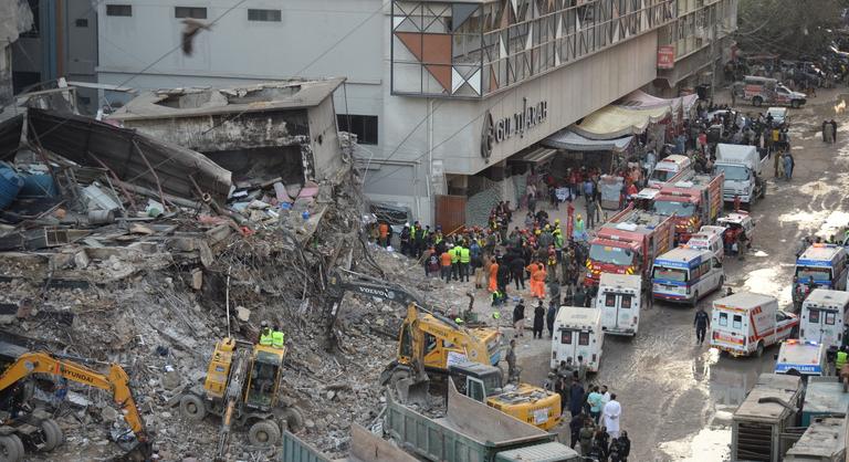 Tűz ütött ki egy pakisztáni plázában, több tucat ember meghalt