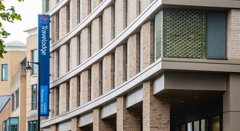 Wimbledoni hotel egy sűrű városi szövetben - skiccektől az átadásig