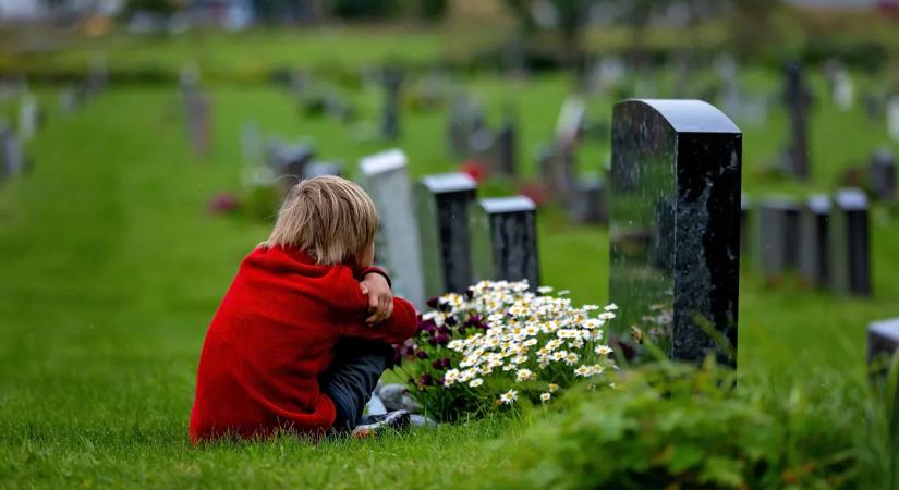 Hogyan mondjuk el egy kisgyereknek, hogy meghalt az édesanyja? – A pszichológus válaszol