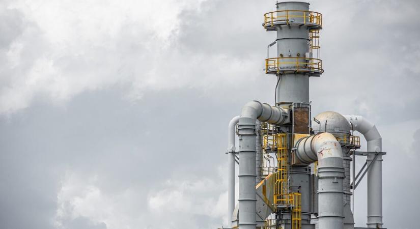 Tragédia a vegyiüzemben – ásványolaj-tartályba zuhant egy 71 éves munkás