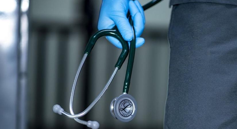 Nincs okunk a panaszra: az OECD országok közül Magyarországon becsülik meg a legjobban az orvosokat