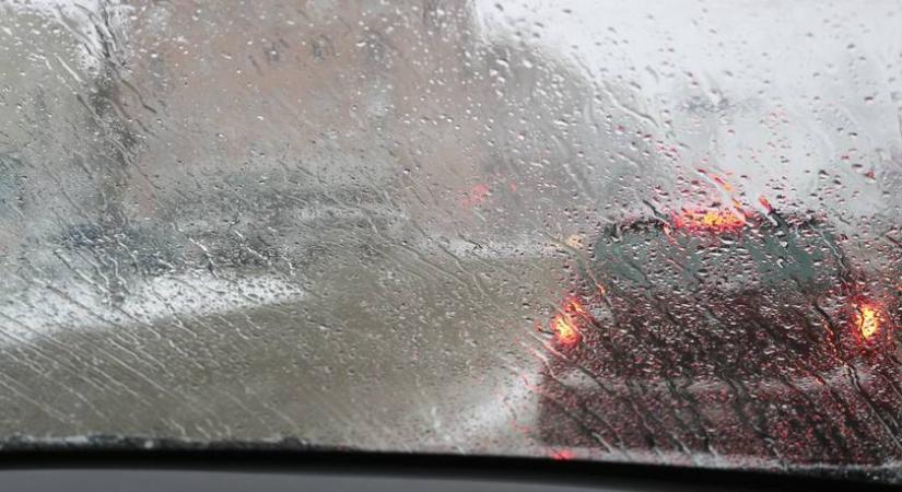 Kiadták a riasztást: ez a 13 vármegye ónos esőre számíthat ma