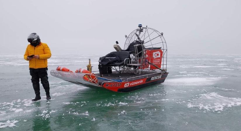 Veszélyes manőver: felmérés közben szakad be a jég a Balatonon (galéria  videó)