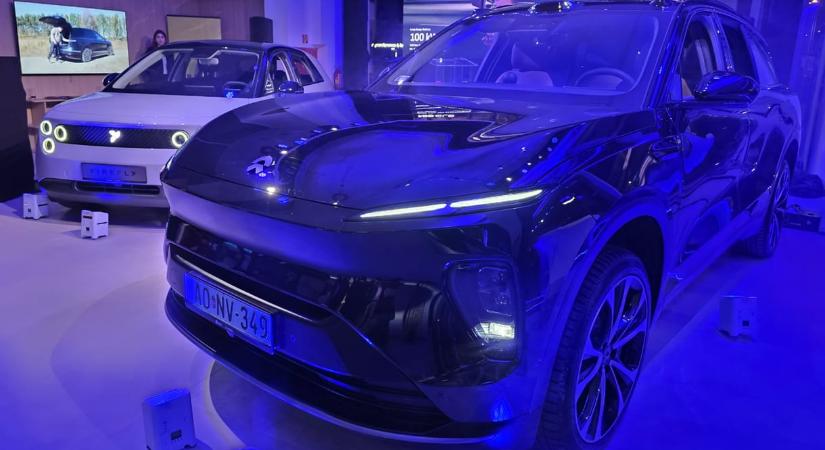 43,5 millió forintos új kínai luxus villanyautó Budapesten, beültünk a zéró gravitációs Nio EL8-ba