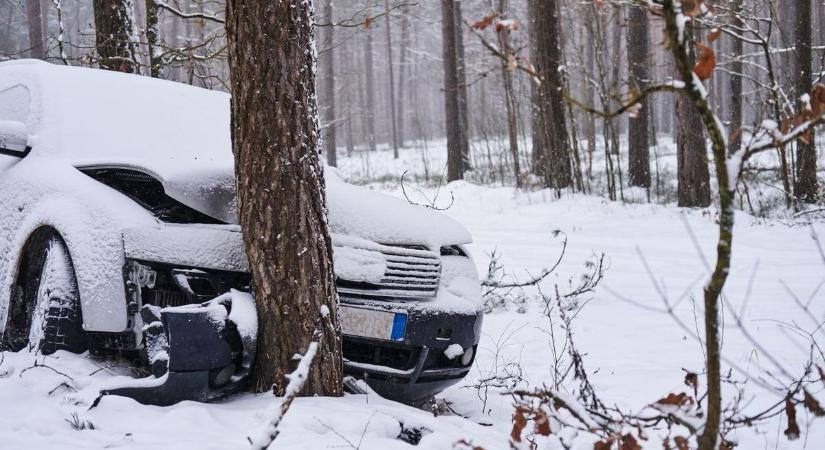 Ijesztő balesettel indul a reggel: fának csapódott egy autós