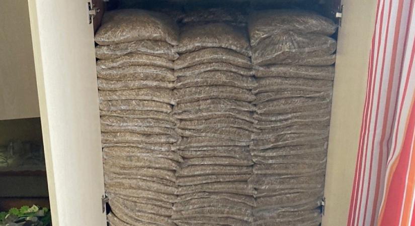 Katonás rend, tiltott „kollekció”, több mázsa dohány: akár 40 milliós bírságra is számíthat a 38 éves férfi