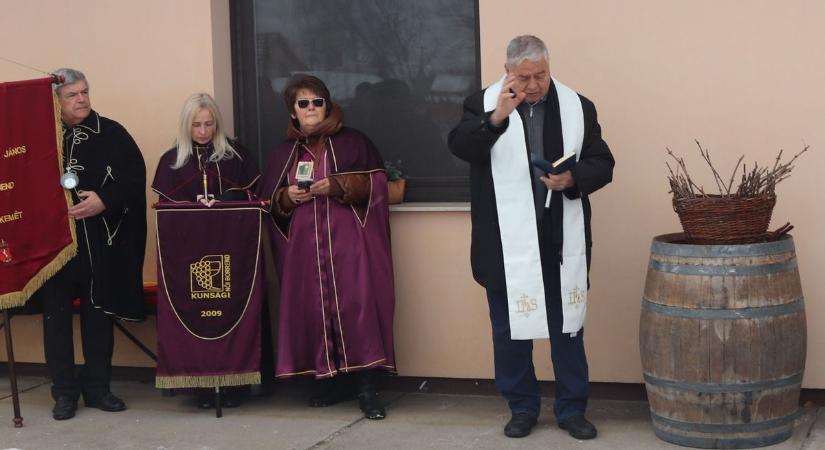 Hagyomány és borászat ünnepe: Vince-napi vesszőszentelést tartott a Mathiász János Borrend – fotók