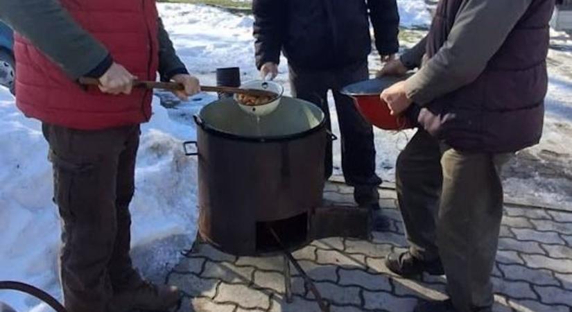 Borzalom a szabadszállási disznótoron: forró abálólé borult a híres magyar vállalkozó unokájára