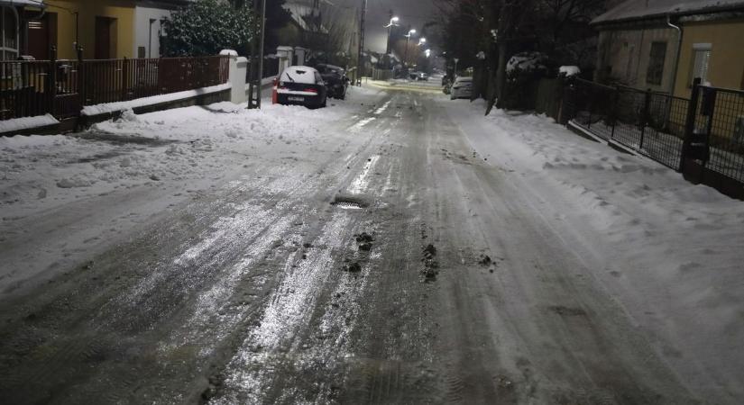 Bekövetkezett, amitől tartottunk: ide-oda csúszkálnak az autók több településen is