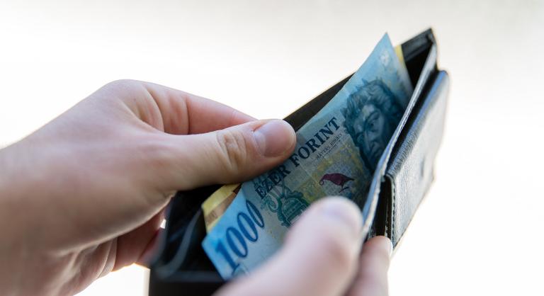 Már háromnegyed millió forint felett van az átlagkereset