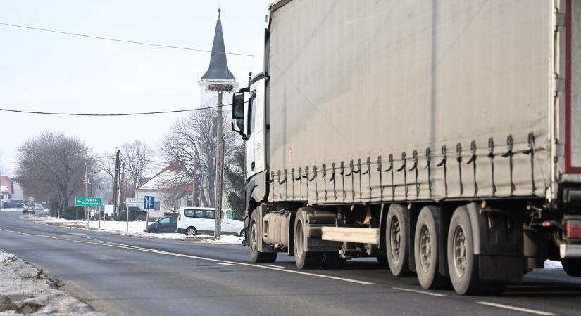 Vége a kamionsornak Mezőörsön és Pérnél: szigorú ellenőrzés a 81-esen