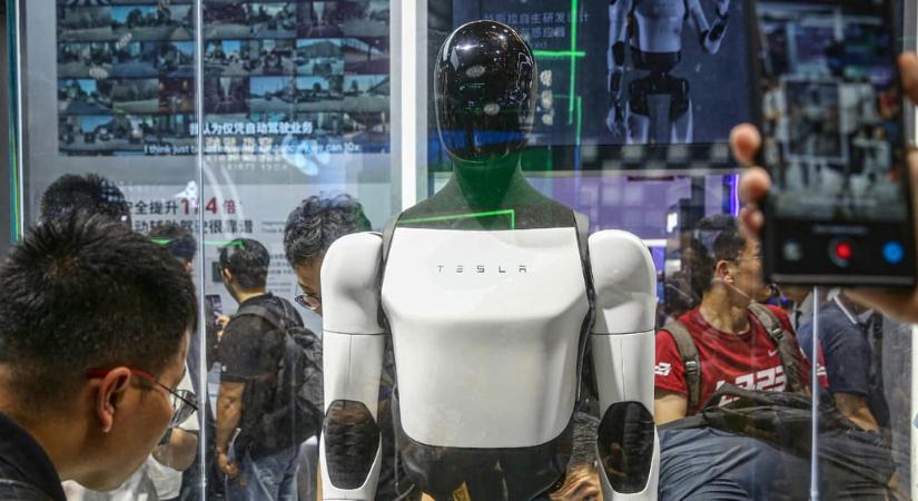 Elon Musk bemondta: jön a Tesla humanoid robotja, és bármilyen emberi munkát elvégez majd