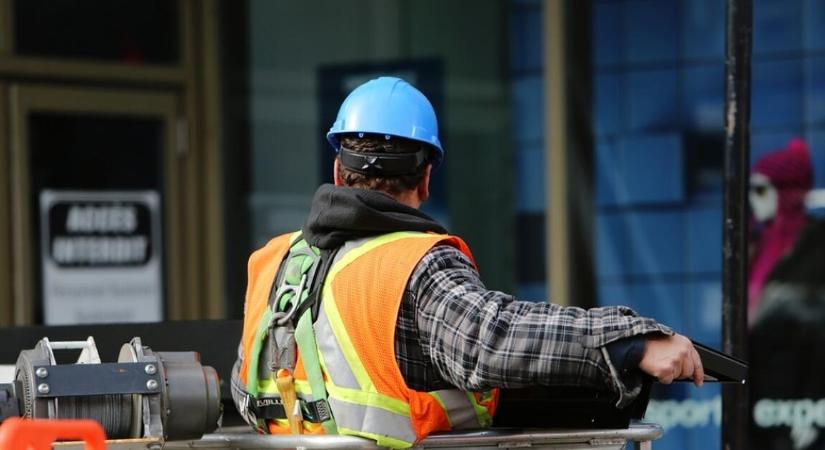 Nem lanyhul a munkaerőpiac, de ebben sajnos a demográfia is szerepet játszik