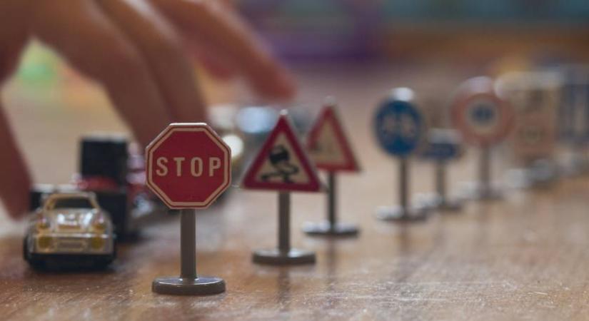 Új fogalmat vezetnek be a KRESZ-ben, százezreket érinthet