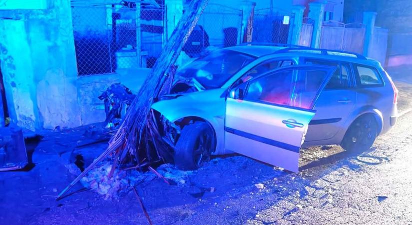 Villanyoszlopnak csapódott egy autó Ajka-Padragkúton