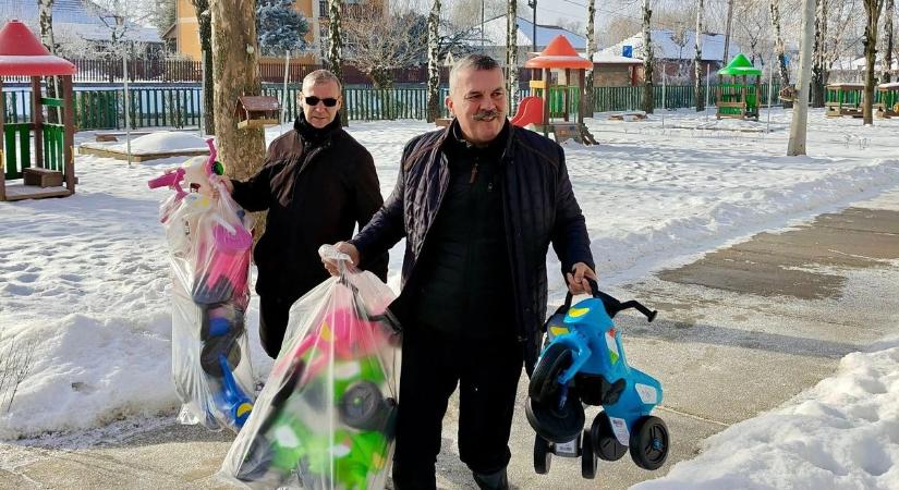 A bölcsőde után a szabadstrandon folytatta: közeleg a jeges csobbanás