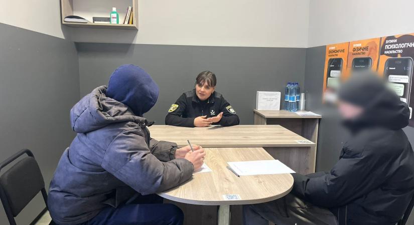 Munkácson megelőző beszélgetést tartottak a Latorca jegén játszó tinédzserekkel