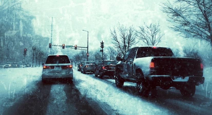 Riasztás január 24-25-re: ónos eső és sűrű köd mossa el a hétvégét, nehéz nap vár az autósokra