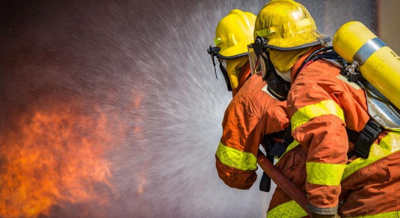 Hat gázpalackot hoztak ki a tűzoltók egy lángoló épületből Hódmezővásárhelyen