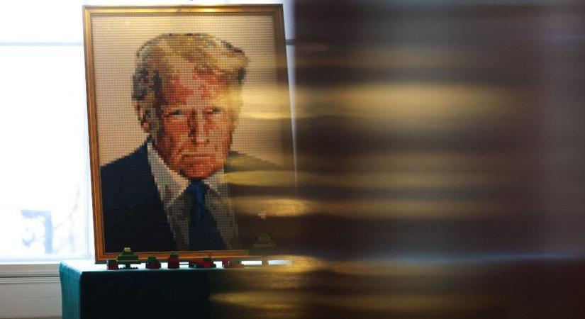 Beváltotta fenyegetését az amerikai elnök: csillagászati összegre perli a nagy Wall Street-i bankházat