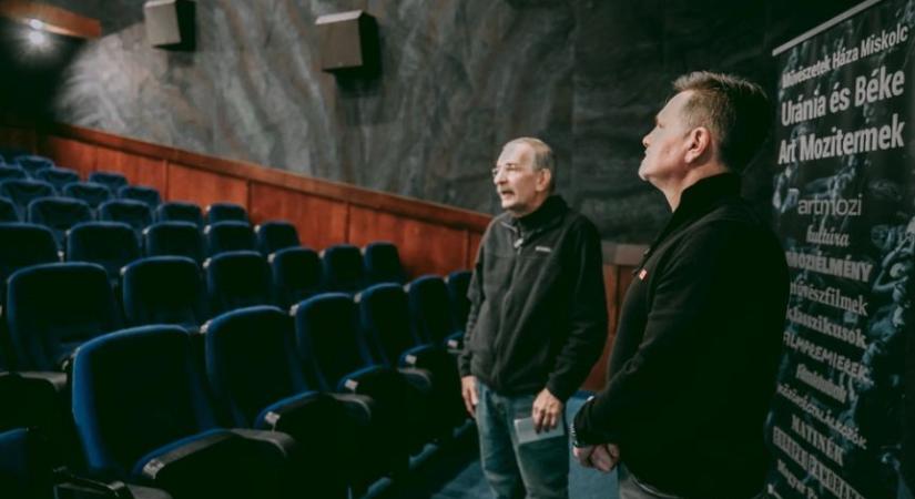 Új vetítőgép a miskolci moziteremben