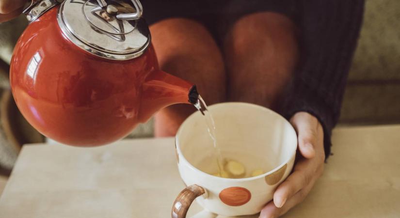 Tényleg egészséges reggel forró vizet inni? Itt az igazság a virális egészség hack mögött