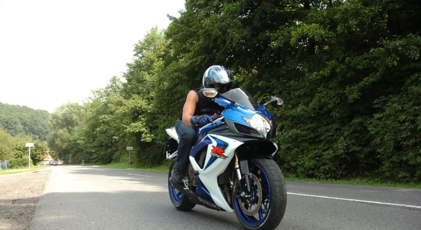 Vége: az új KRESZ kemény szabályokat hoz a motorosoknak!