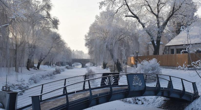 Gyönyörű látványt nyújt a jégtűkkel csipkézett város, lélegzetelállító fotókon mutatjuk a csodát!