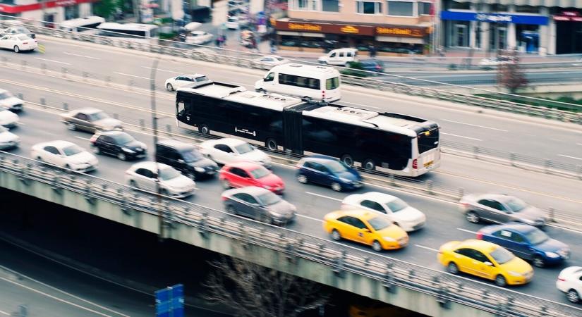 Friss üzemanyagár-bejelentés: Megérkeztek a hétvégi számok – ennyiért tankolunk szombattól