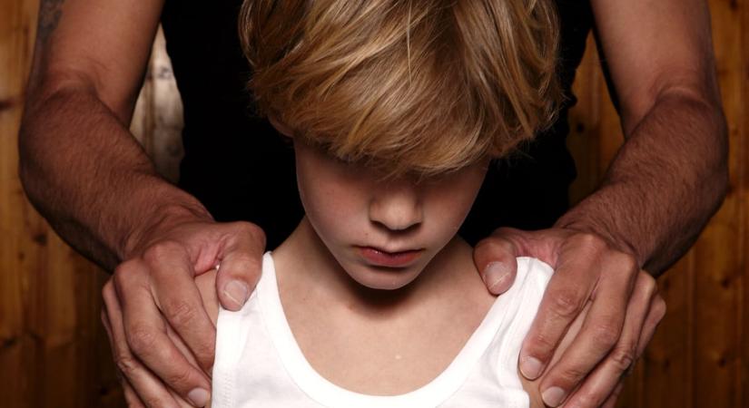 Saját kiskorú hozzátartozóikat is abuzálták szexuálisan – súlyosabb büntetést kért a pedofilhálózatra a Fővárosi Ügyészség