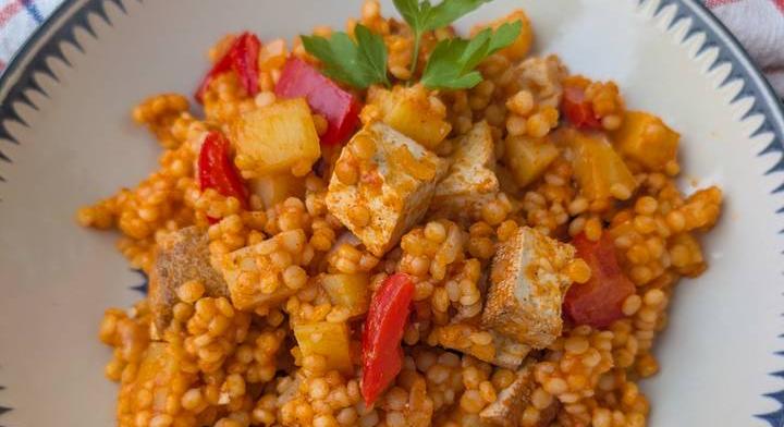 Pásztortarhonya füstölt tofuval és paprikával: gyors, laktató ebéd