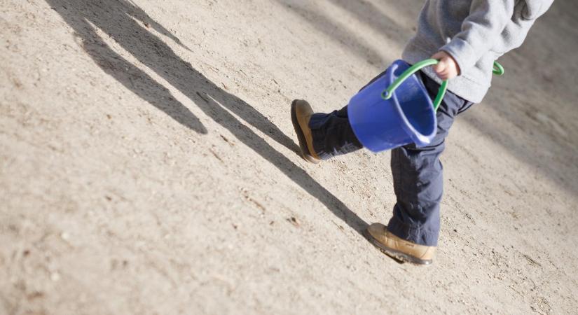 A Szociális és Gyermekvédelmi Főigazgatóság kifizetett egy játszóteret, majd egy évvel az átadó után észrevették, hogy az meg sem épült