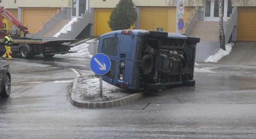 Nagy a balesetveszély: felborult egy autó Husztót közelében